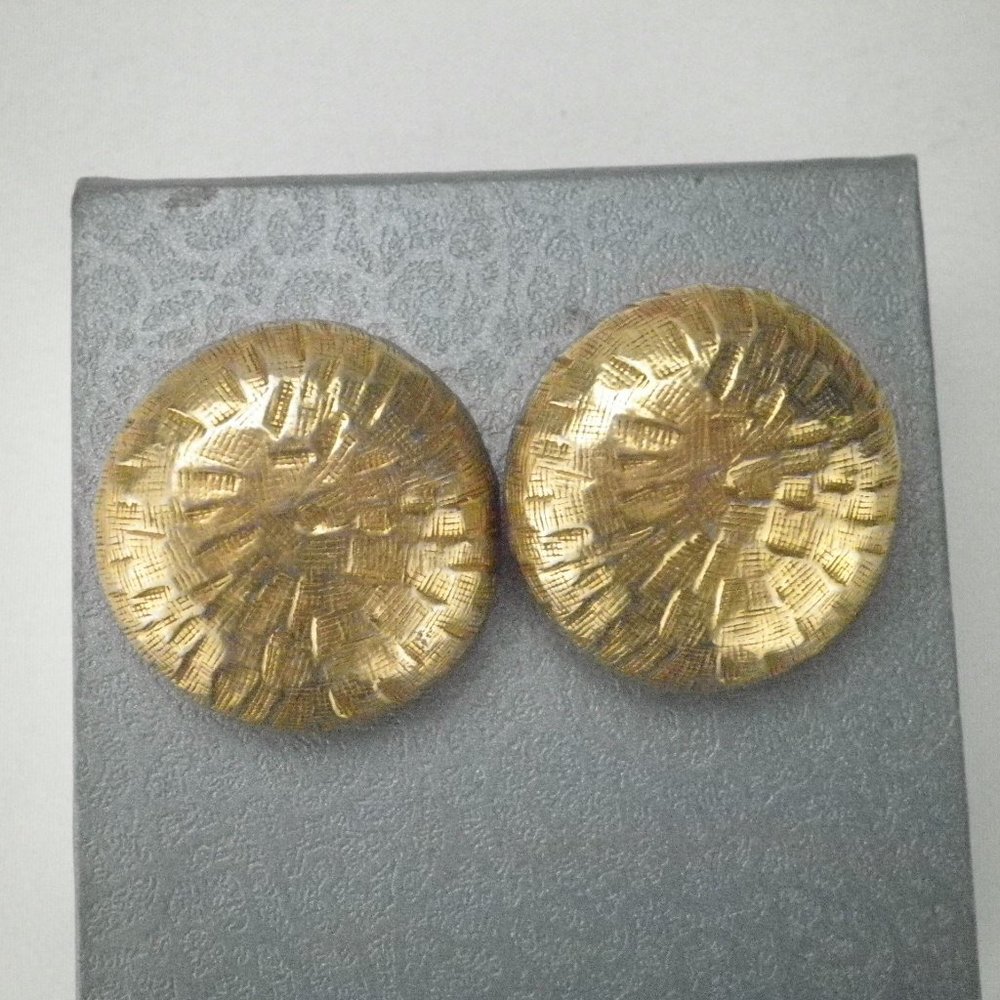 Vintage Castle Cliff Textured 1.25" Round Earrings Clip On